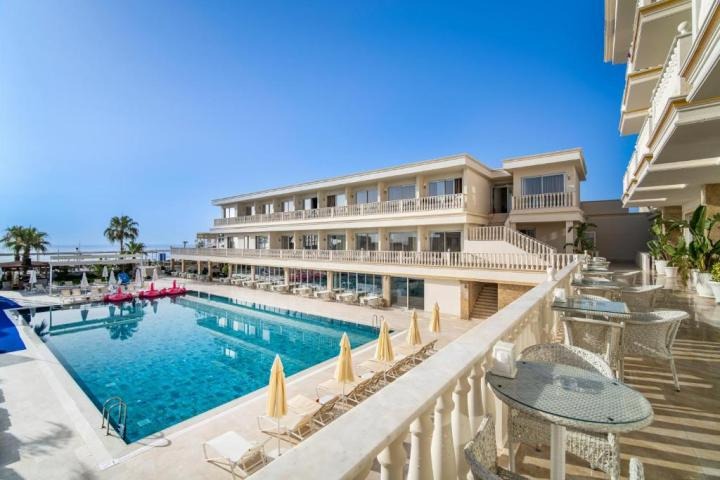 La Perla Hotel