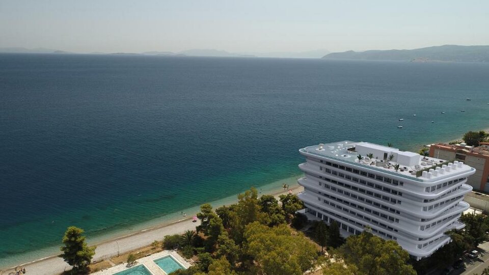 Isla Brown Corinthia