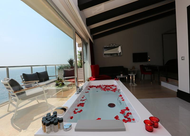 Charisma De Luxe Hotel