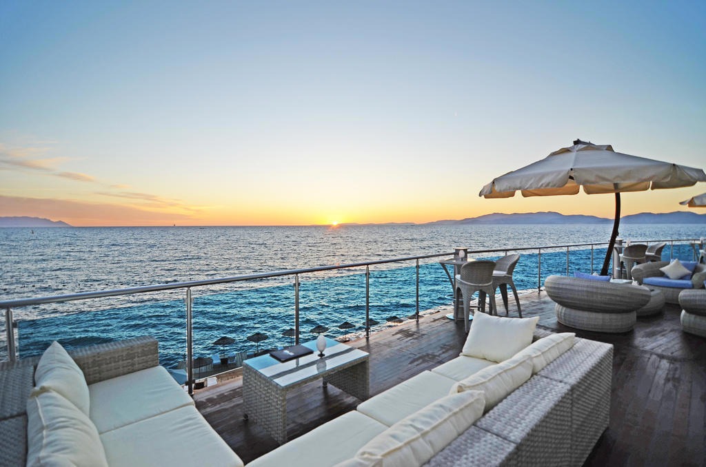 Charisma De Luxe Hotel