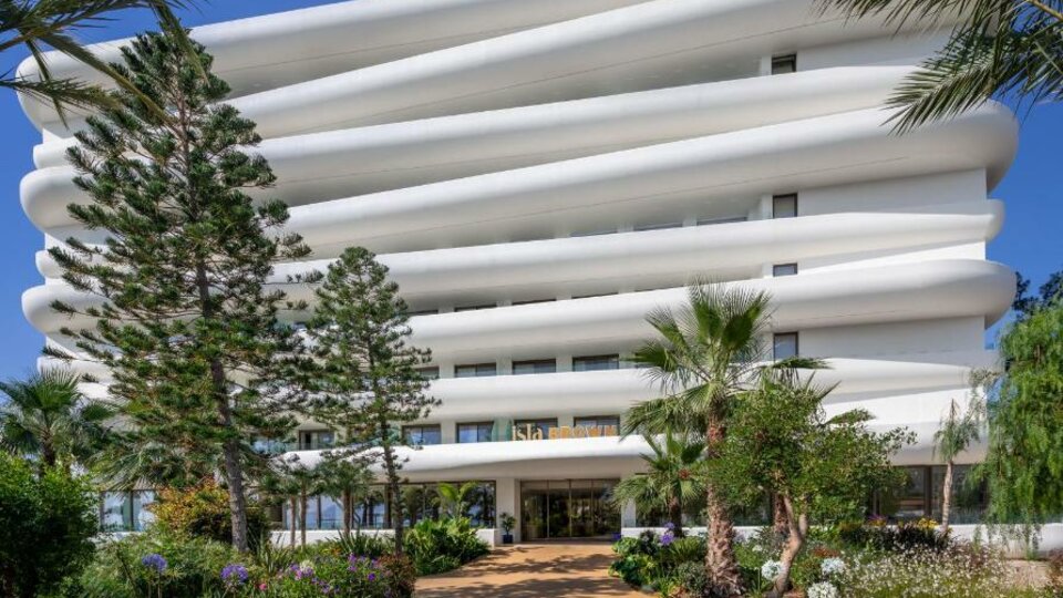 Isla Brown Corinthia