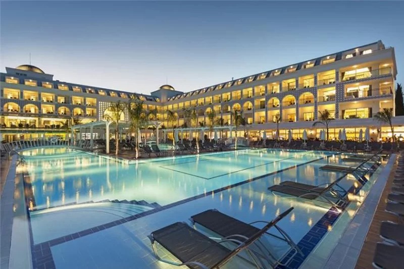 Karmir Resort & Spa