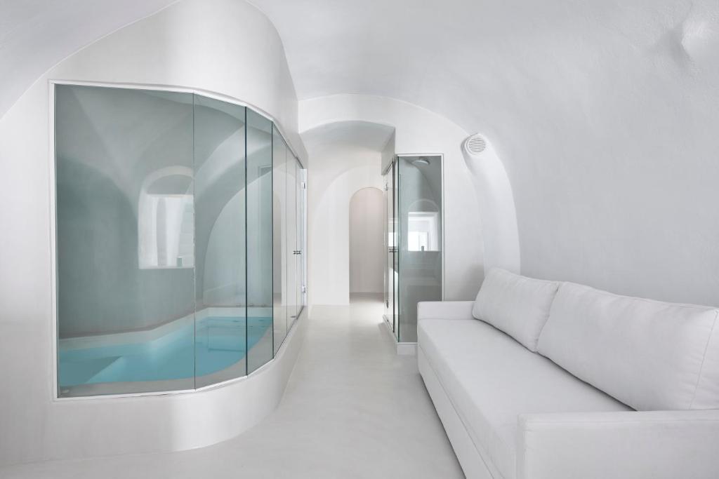 Oia White Cave Hotel