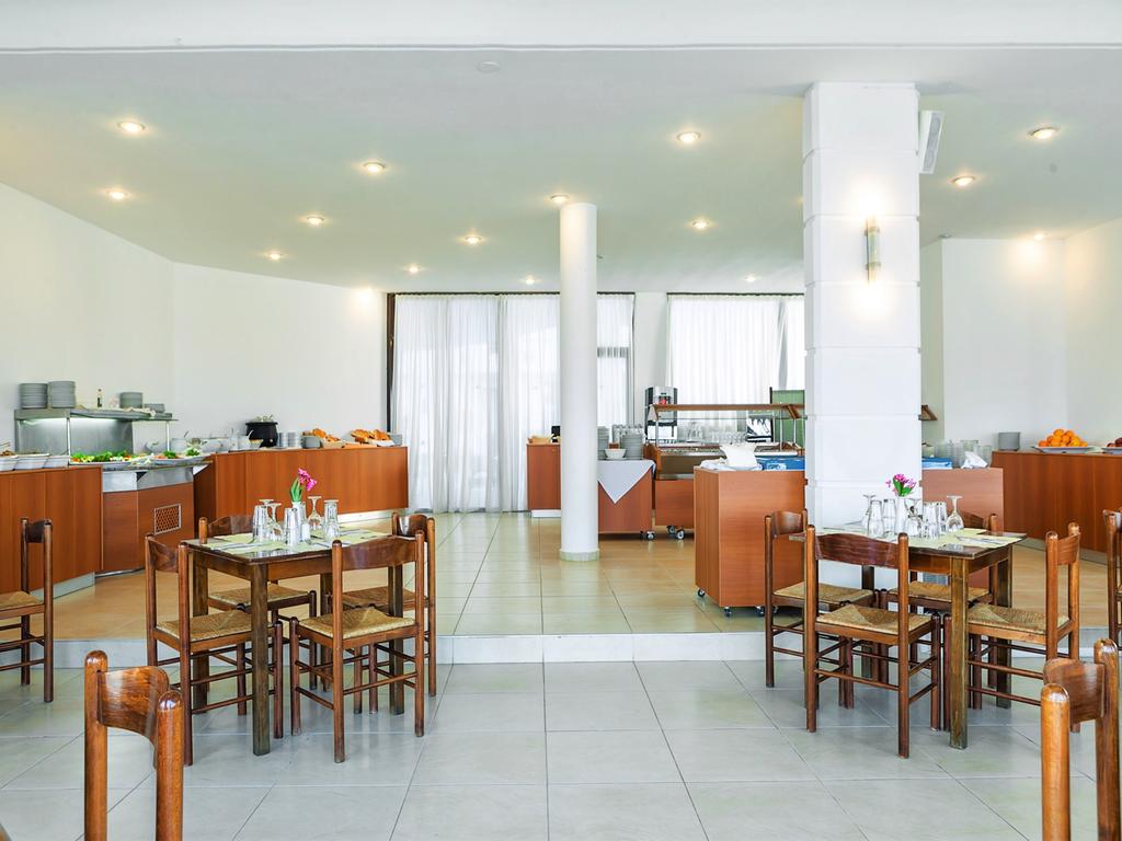 Xenios Dolphin Beach Hotel