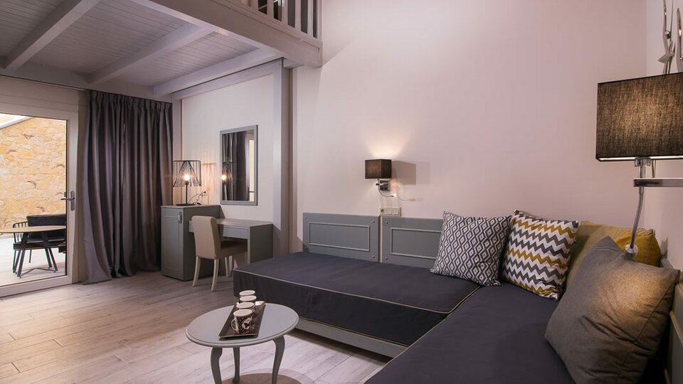 Neikos Mediterraneo Luxury Suites