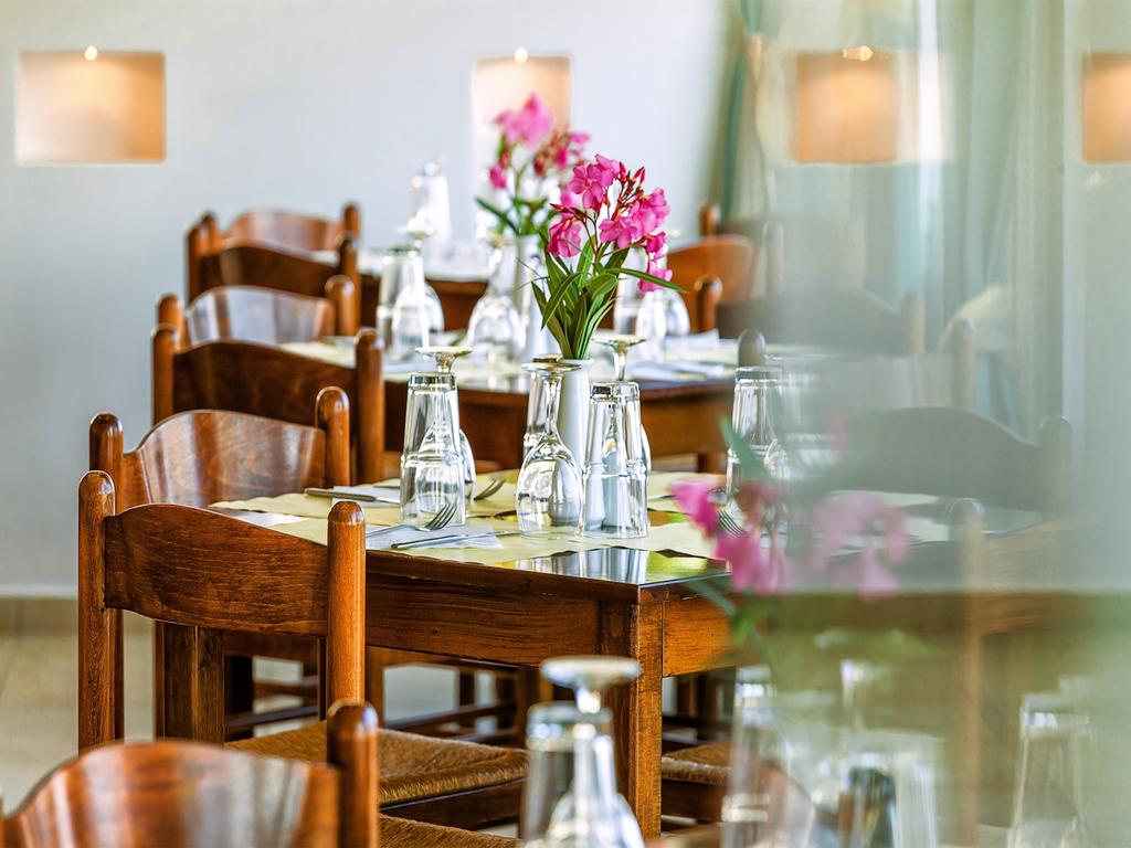 Xenios Dolphin Beach Hotel