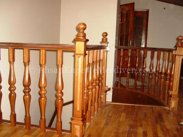 Ahşap küpeşte torna balustre merdiven başlangıç detayı — Can Mobilya Dekorasyon İstanbul