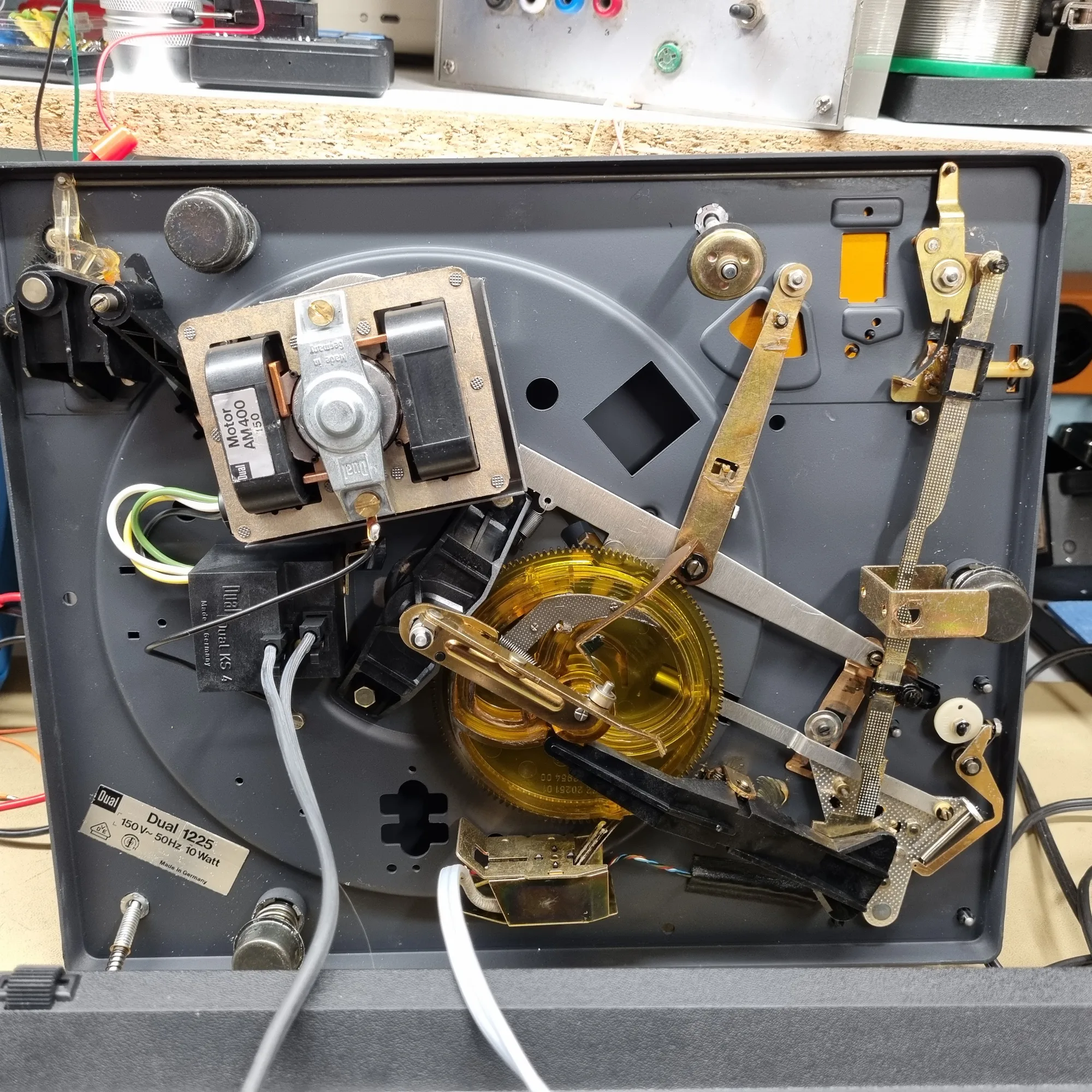 Techniker bei der Feinarbeit an einer Platine