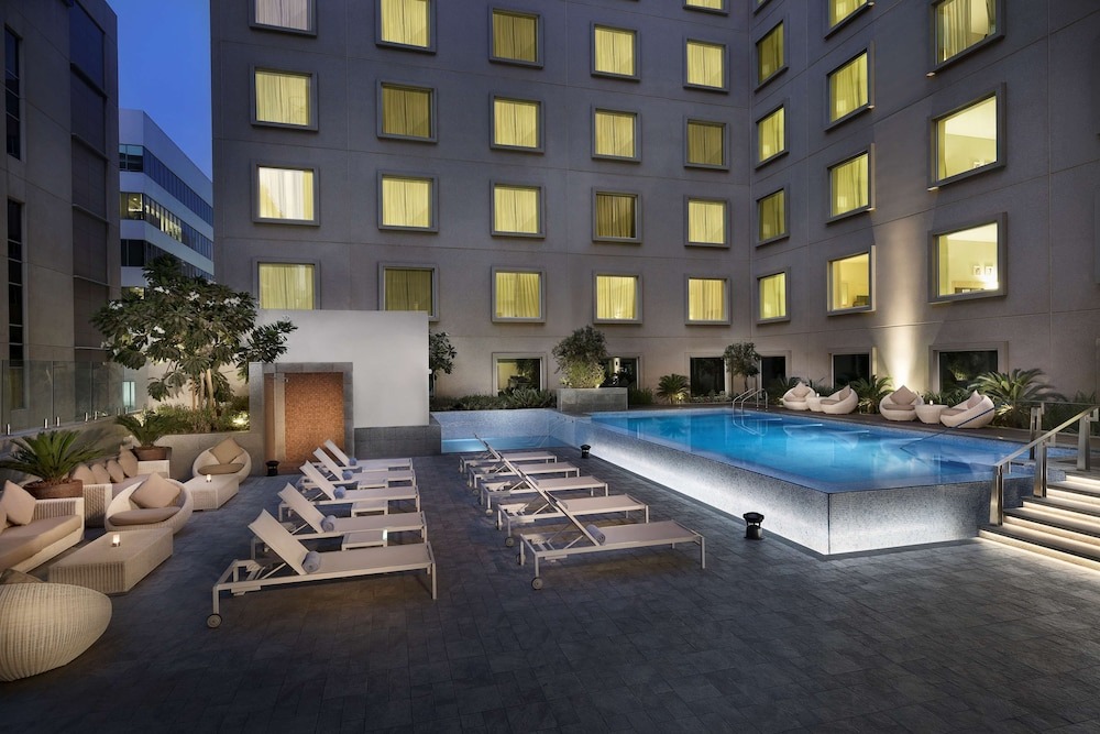 Hilton Garden Inn Dubai, Mall Avenue