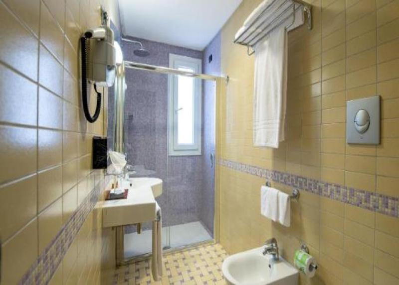 Artemis Hotel