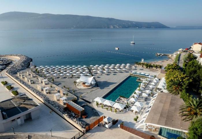 Lazure Hotel & Marina