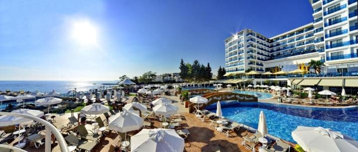 Azura Deluxe Resort & Spa