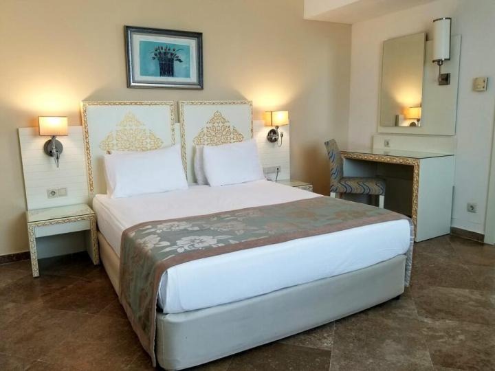 Crystal Admiral Resort Suites & Spa