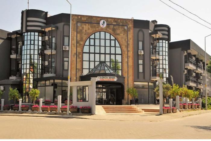 Clover Magic Park Side Hotel