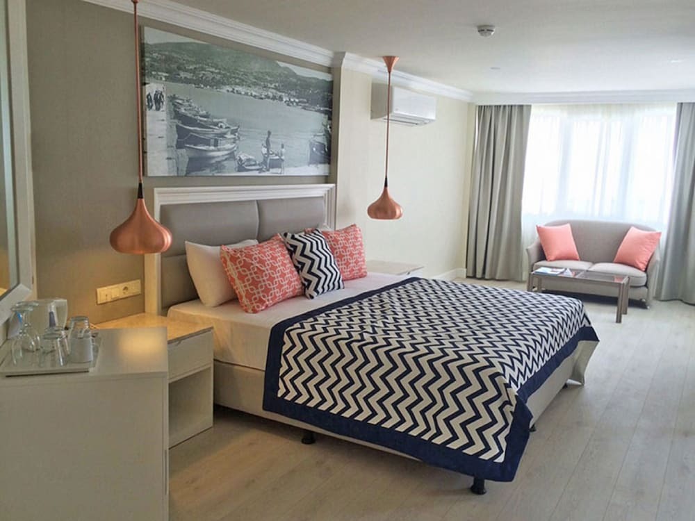 Paloma Marina Suites