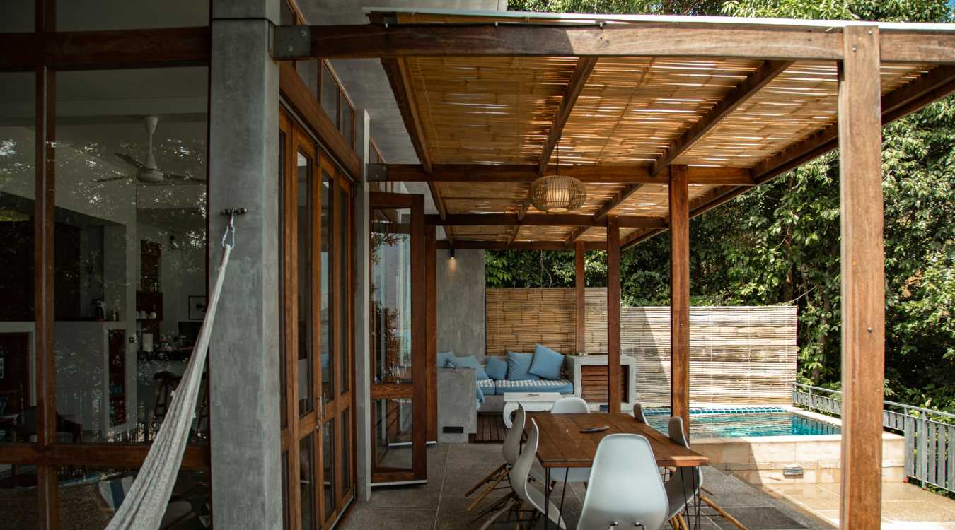 Pergola może mieć różne formy i różne rodzaje zadaszeń i ścianek&nbsp;