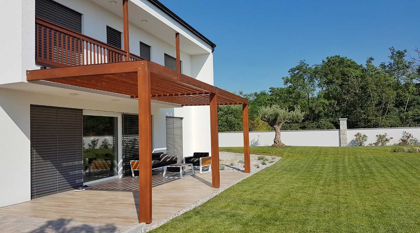 Nowoczesna pergola ogrodowa na tarasie&nbsp;