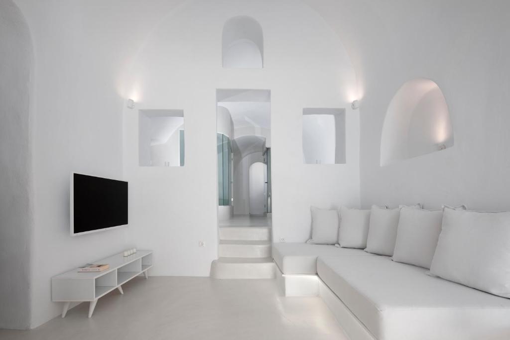 Oia White Cave Hotel