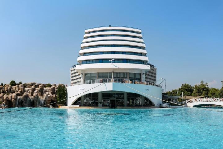 Titanic De Luxe Lara
