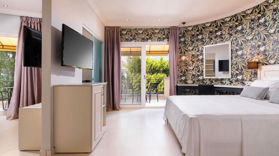 Neikos Mediterraneo Luxury Suites