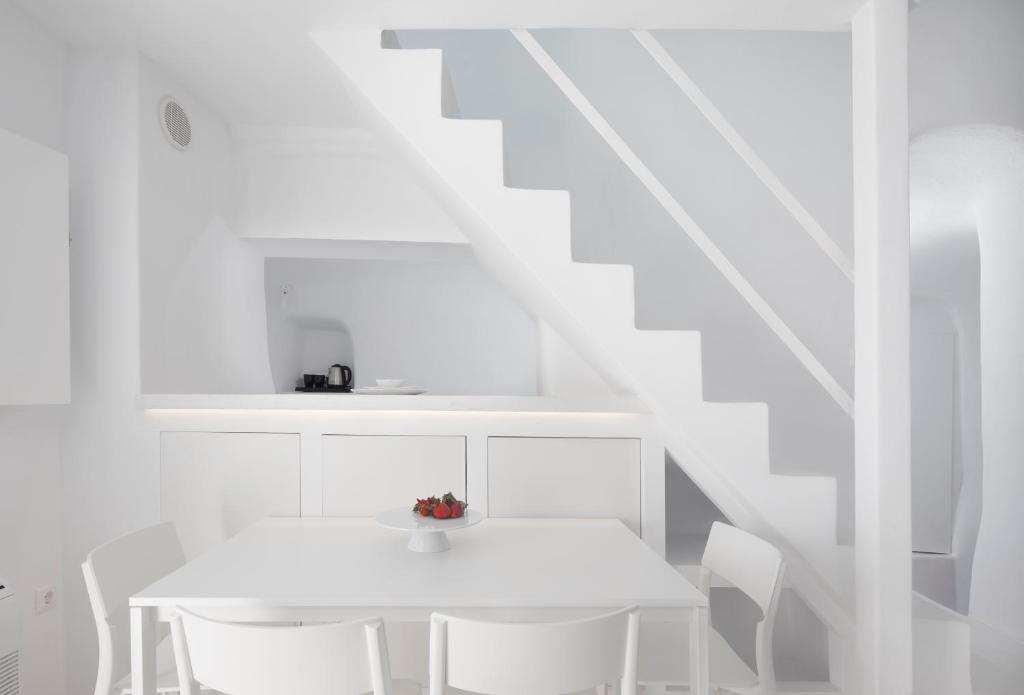 Oia White Cave Hotel