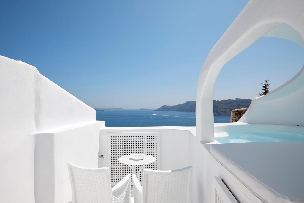 Oia White Cave Hotel