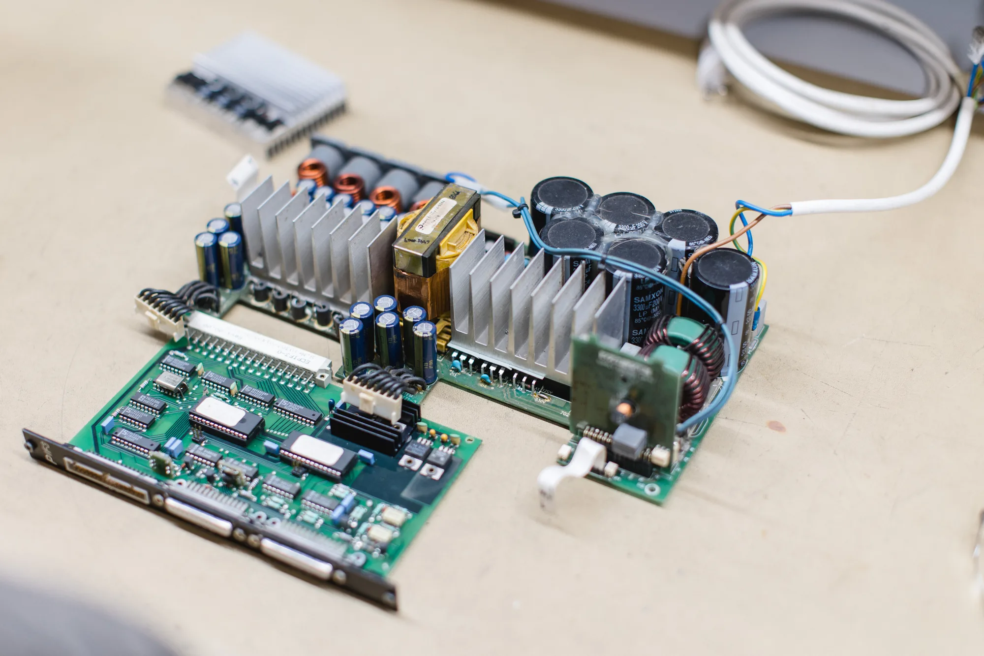 Techniker bei der Feinarbeit an einer Platine