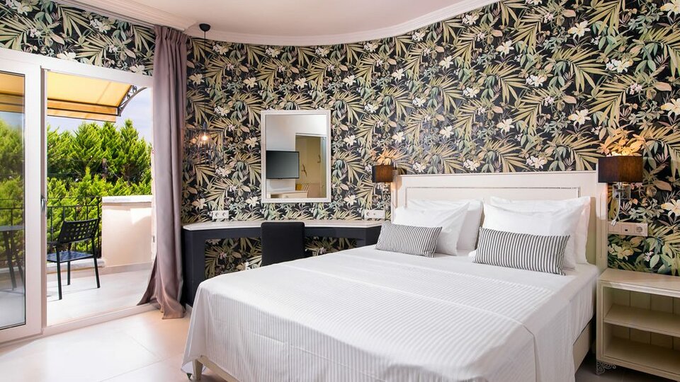 Neikos Mediterraneo Luxury Suites