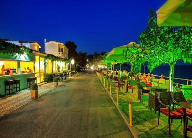 Xenios Dolphin Beach Hotel
