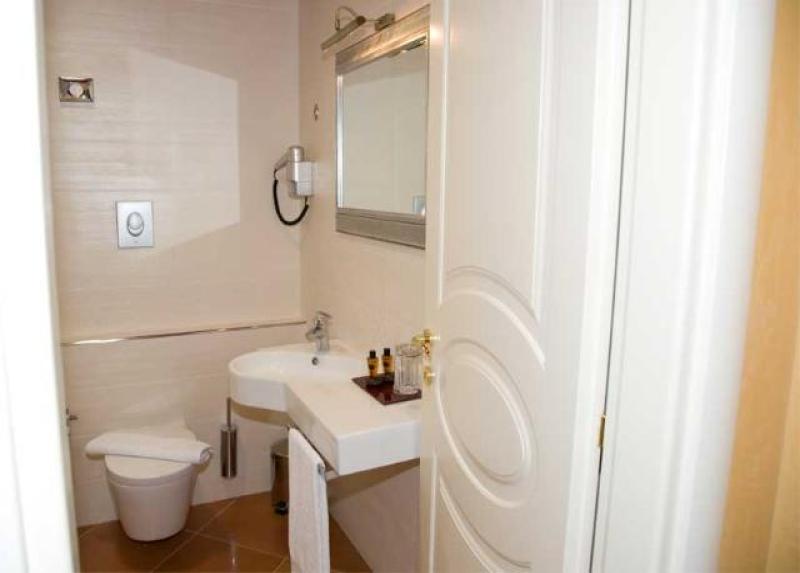 Artemis Hotel
