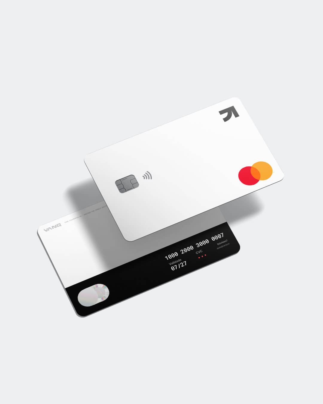 Telefone celular na mão esquerda com a tela de pagamentos combinados mostrando a configuração de cobrança em cada cartão do usuário.