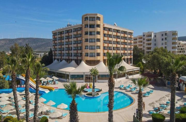 The Holiday Resort Hotel