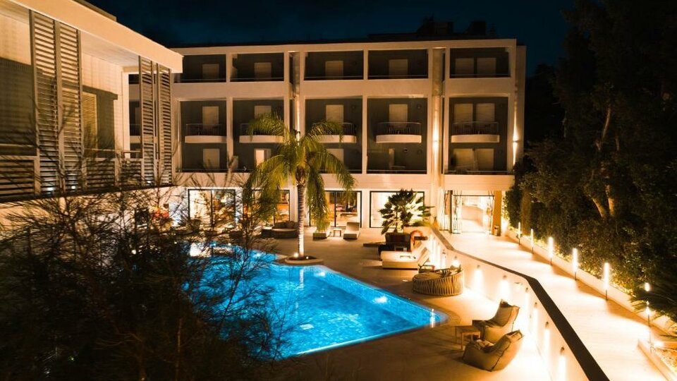 Flisvos Royal Hotel and Suites 