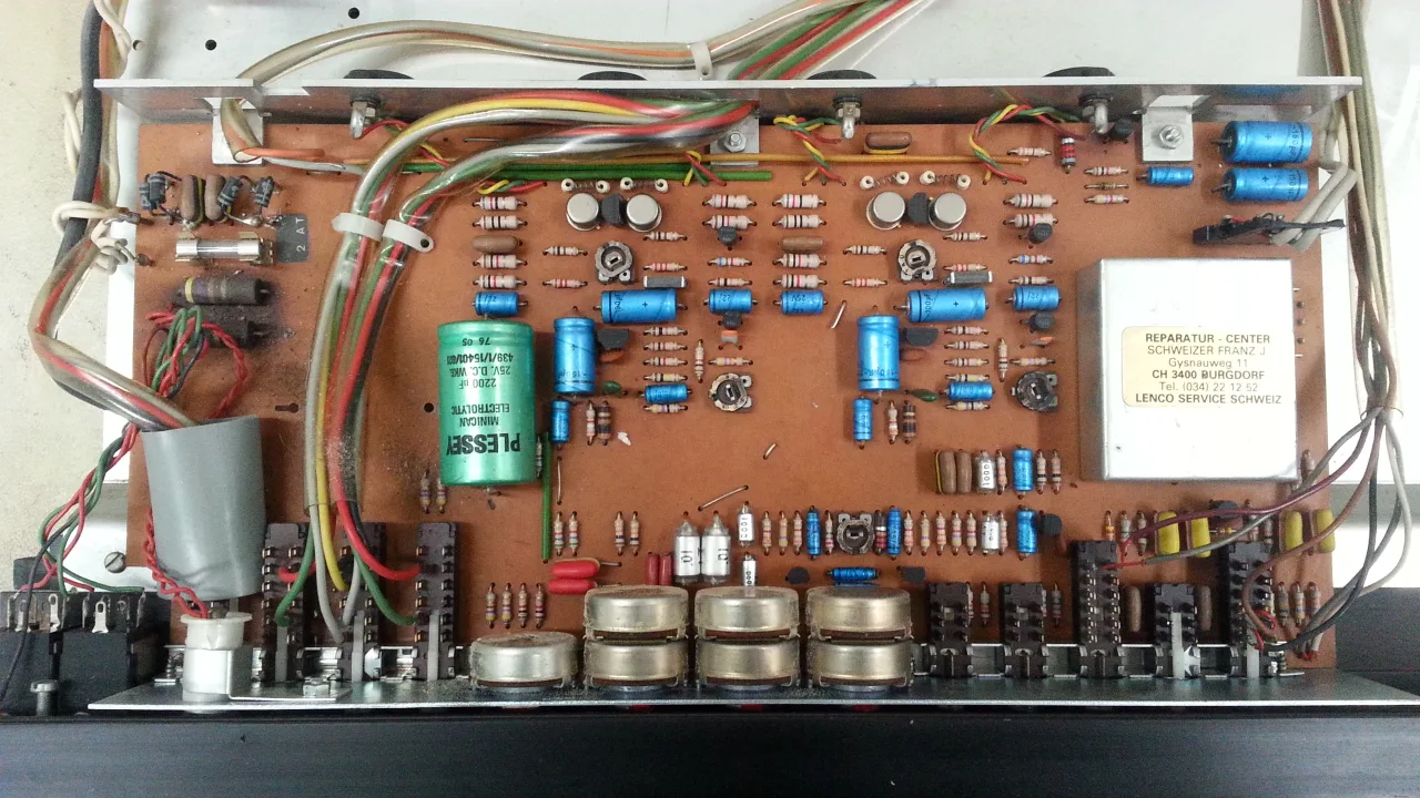 Techniker bei der Feinarbeit an einer Platine