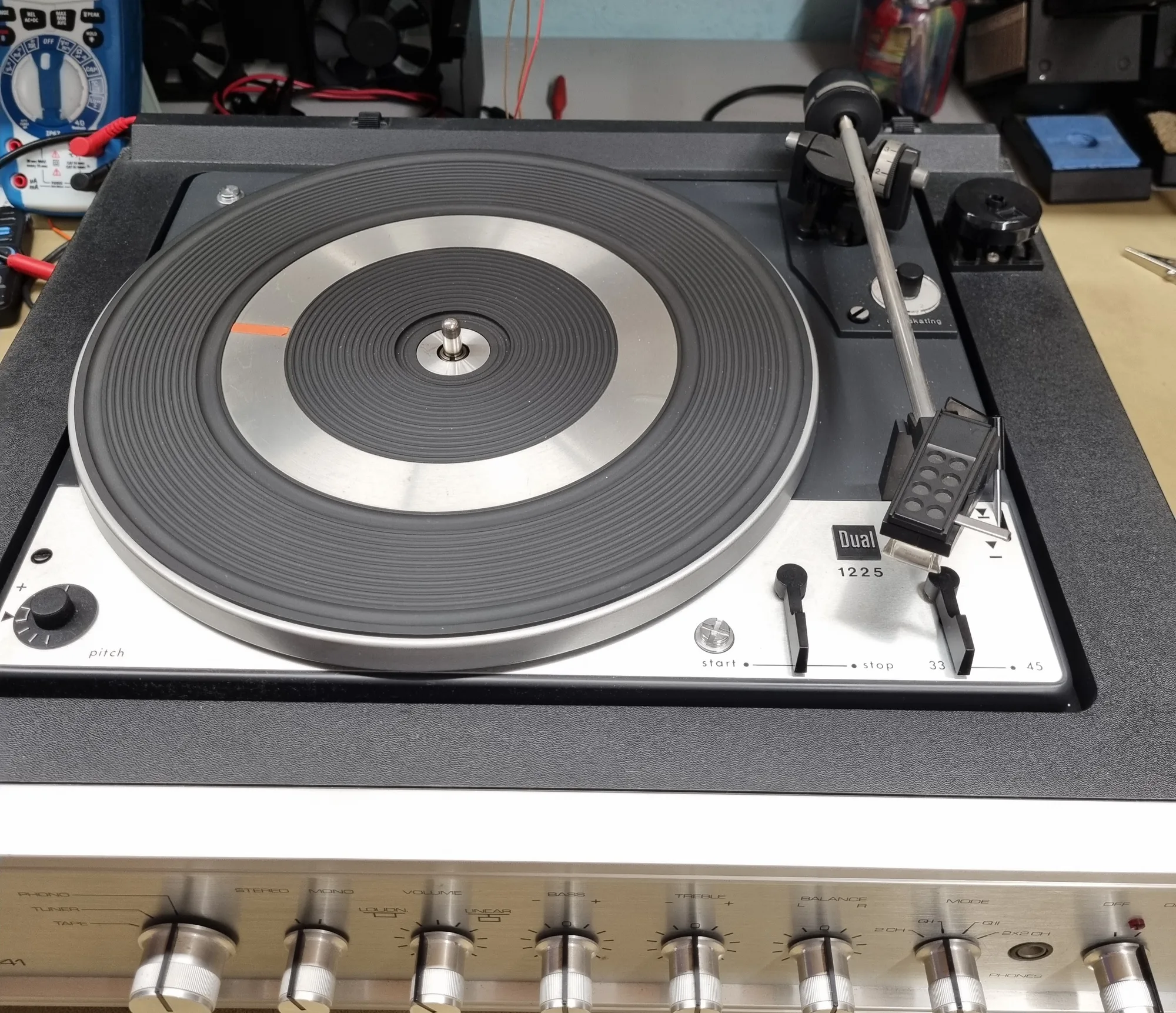 Techniker bei der Feinarbeit an einer Platine