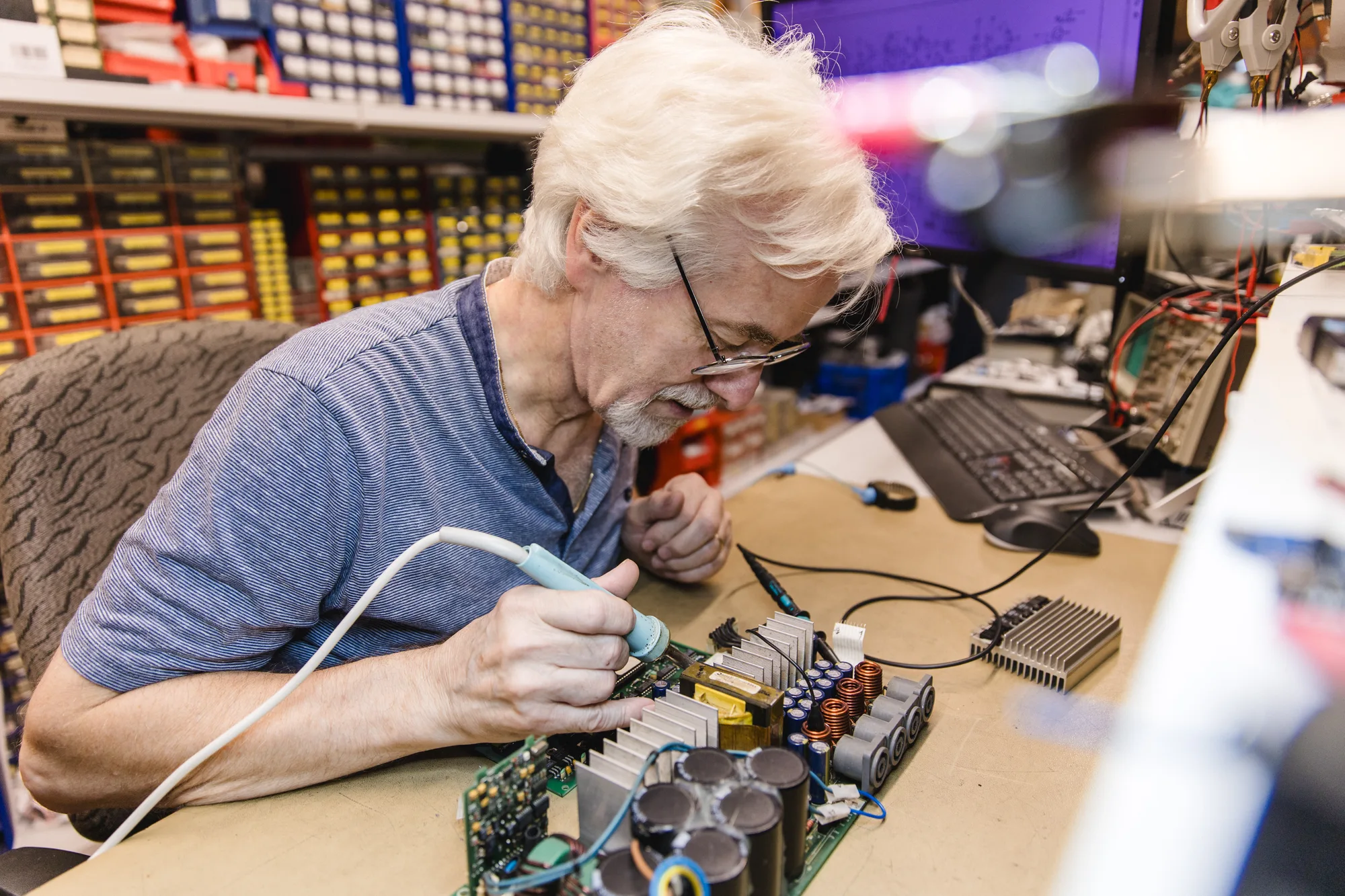 Techniker bei der Feinarbeit an einer Platine