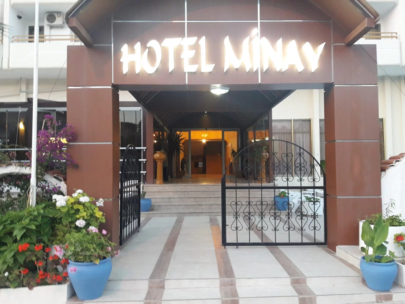 Minay Hotel