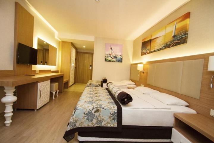 Blue Wave Suite Hotel