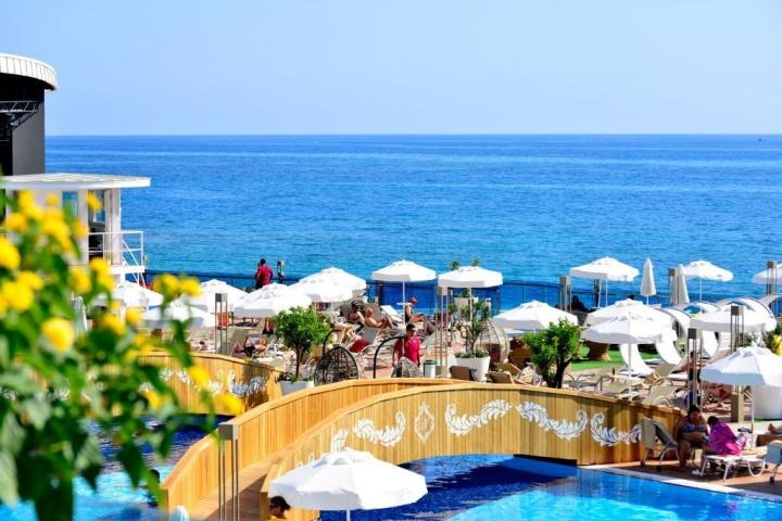 Azura Deluxe Resort & Spa