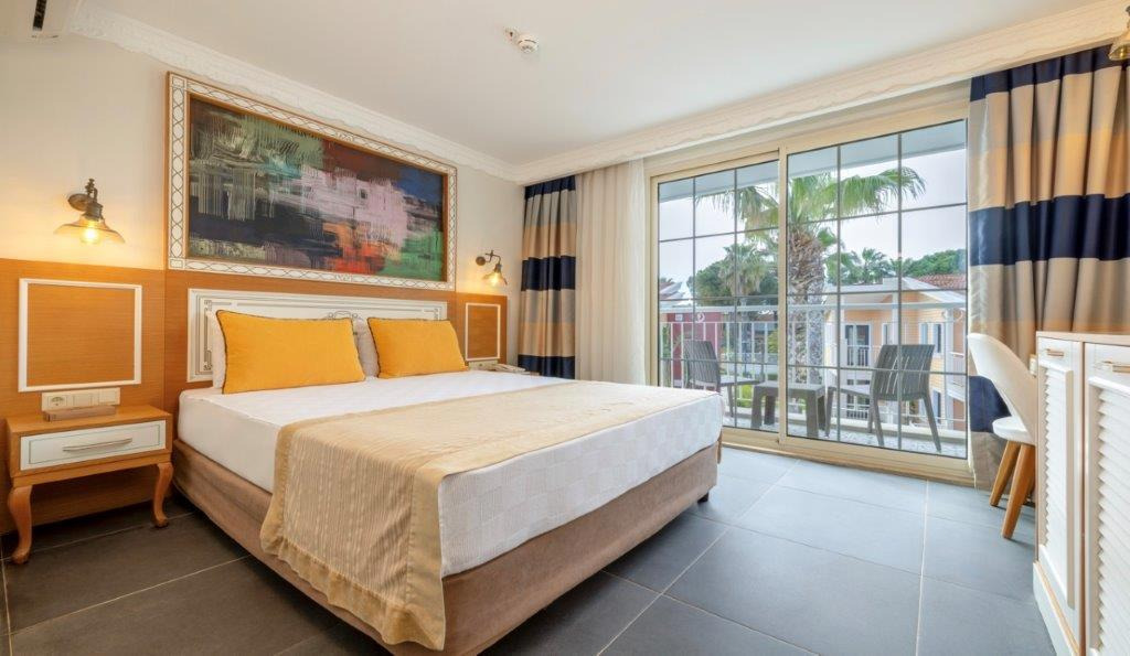 Hotel Crystal World of Colours Comfort Collection