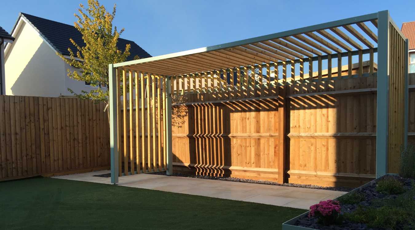 Kolorowa pergola w ogrodzie