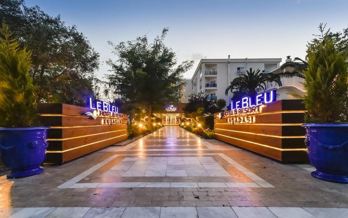 Le Bleu Hotel