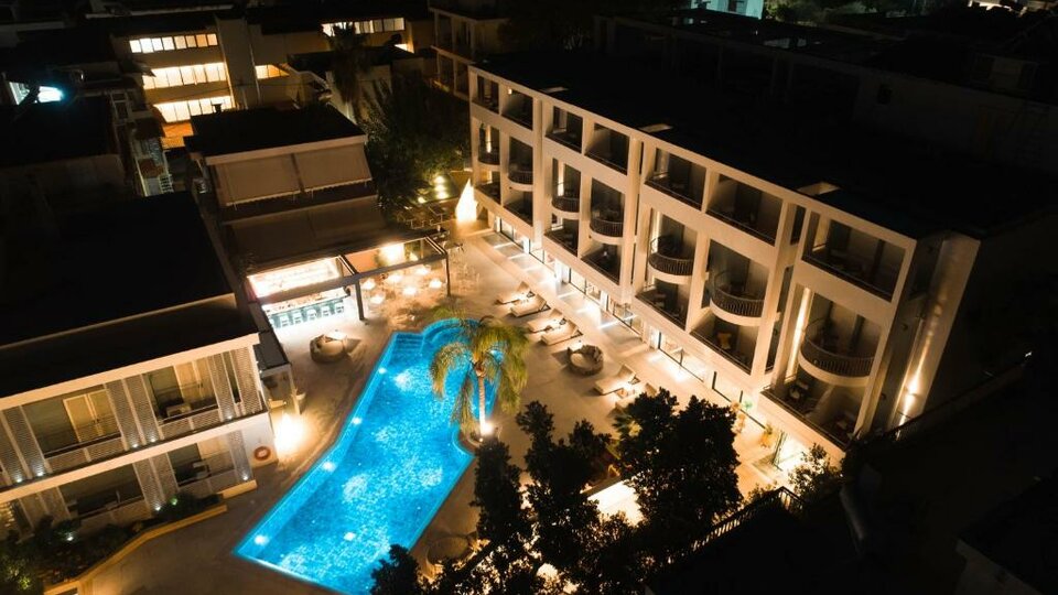 Flisvos Royal Hotel and Suites 