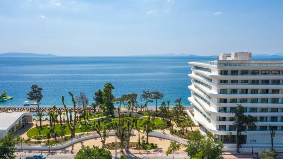 Isla Brown Corinthia