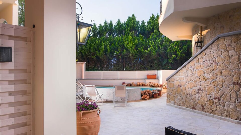 Neikos Mediterraneo Luxury Suites