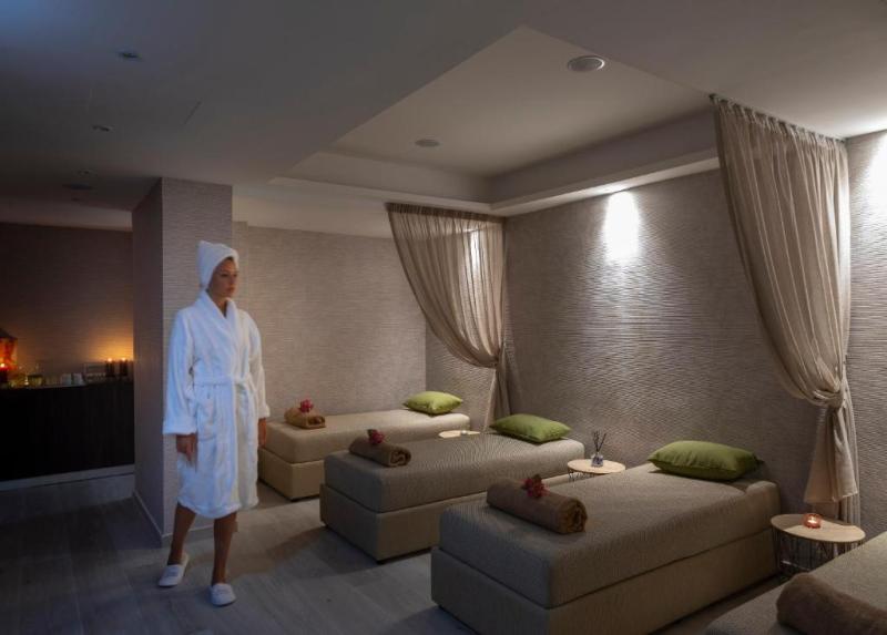 Leonardo Crystal Cove & Spa Hotel