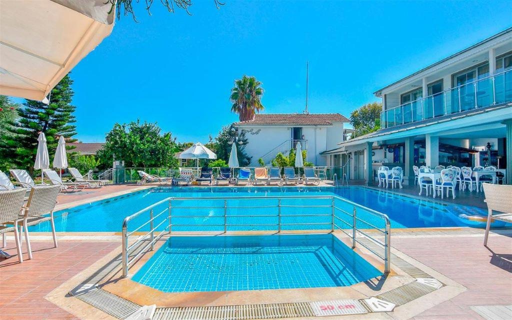 Clover Magic Altinkum Park Side Hotel