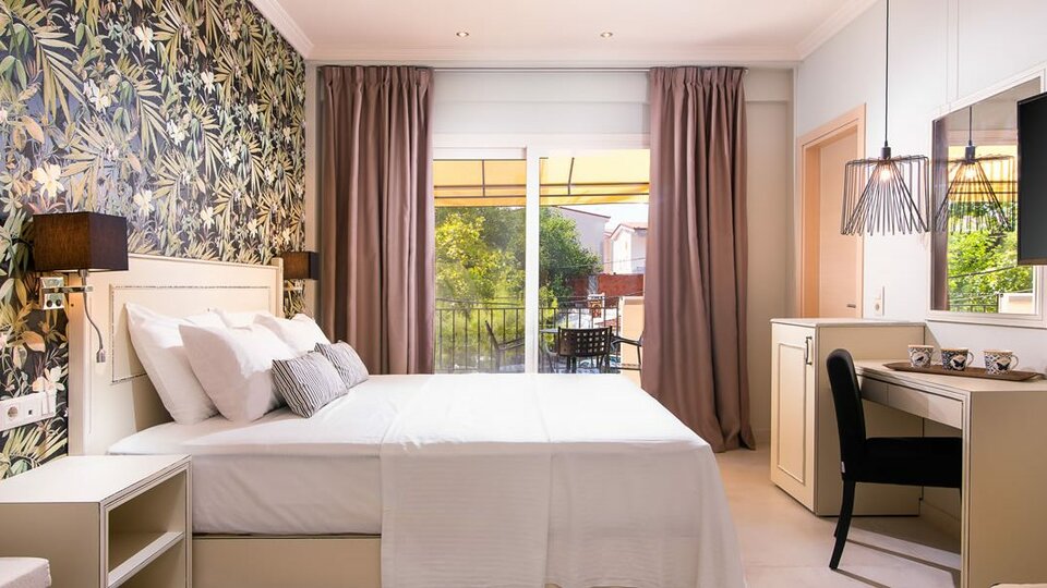 Neikos Mediterraneo Luxury Suites