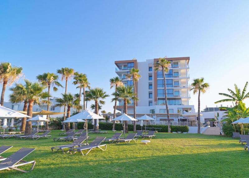 Leonardo Crystal Cove & Spa Hotel