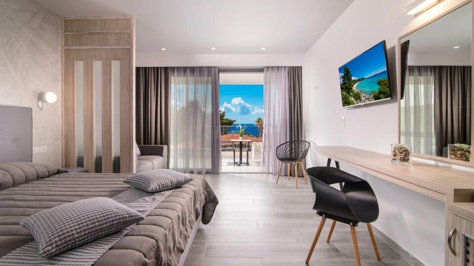 Hotel Lagomandra Beach and Suites